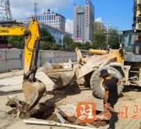 草小嫩逼视频啊啊啊啊啊啊啊高温下的坚守｜道路建设者用汗水铺就畅通路